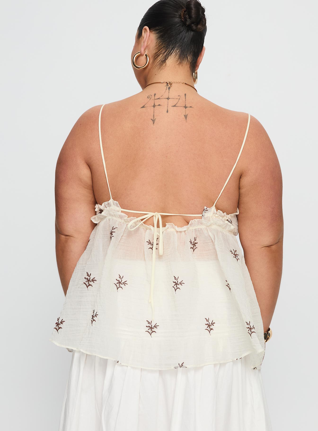 Cinnamon Embroidered Top Cream Curve